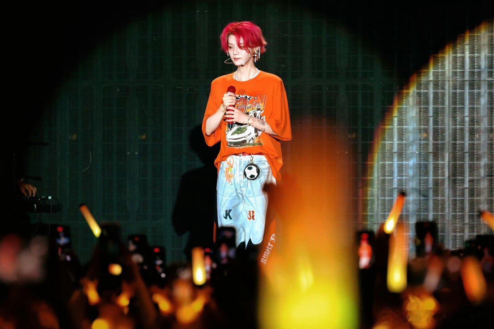 鹿晗四巡实体纪念册预告288页的四季诗篇即将开启！舞台上的王者风范，旅途中的暖心