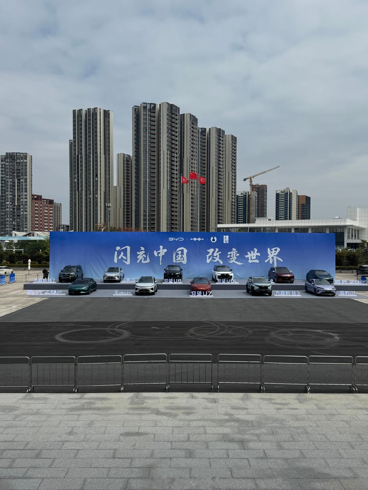 现场感受，才知道比亚迪第二代刀片电池+闪充的组合有多强大！
上午在深圳一个已经建