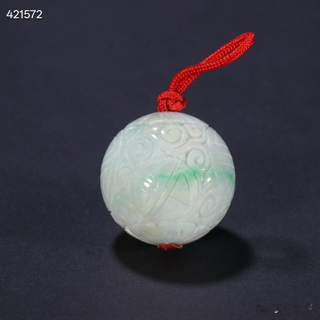 清代 翡翠雕花寿纹珠。
规格-珠径2.9cm