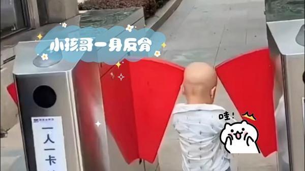 小孩哥被夹子音姐姐嘲笑了，还发明了一个新名词，本来小孩哥没听懂是什么意思，前夫补