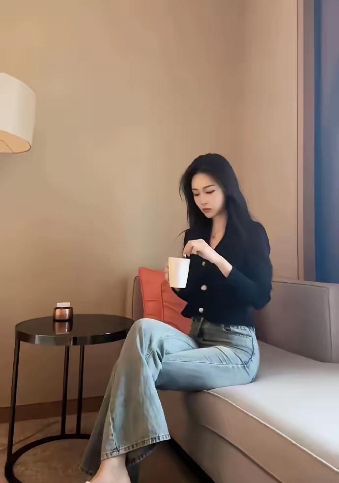 从这位女士气质来看，在体制内工作的话属于什么级别领导