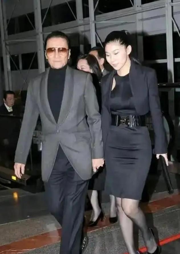 1985年，谢贤欠下了1600万赌债，被逼债，走投无路，妻子狄波拉经谢贤同意后，