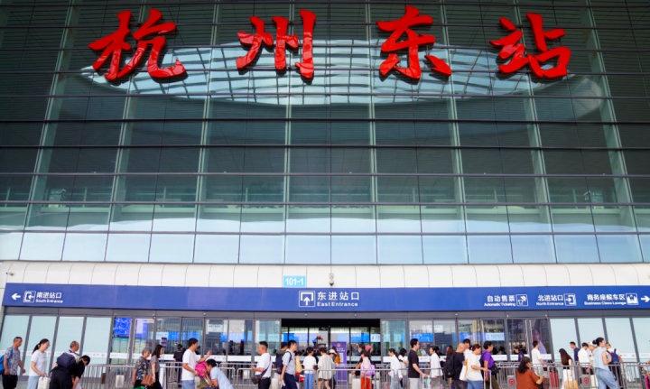 【杭州各大火车站人从众 】纸质火车票的最后一天 国庆中秋假期马上就要来了，无论是