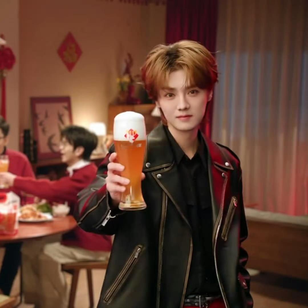 隔空干杯了朋友们🍻今天微醺完明天还能上班吗？我和家鹿一样一杯倒