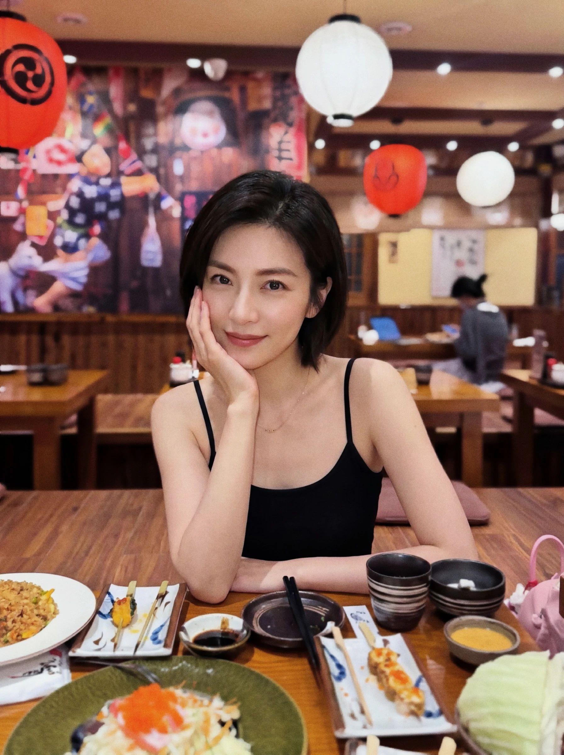 40＋，才不要人到中年 死气沉沉💅。四十岁， 不代表枯萎，只代表沉淀...