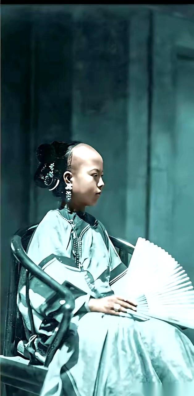 一件衣服，把评论区炸成了南北朝。
真的，就一件清宫剧里常见的那种衣服。有人说好看