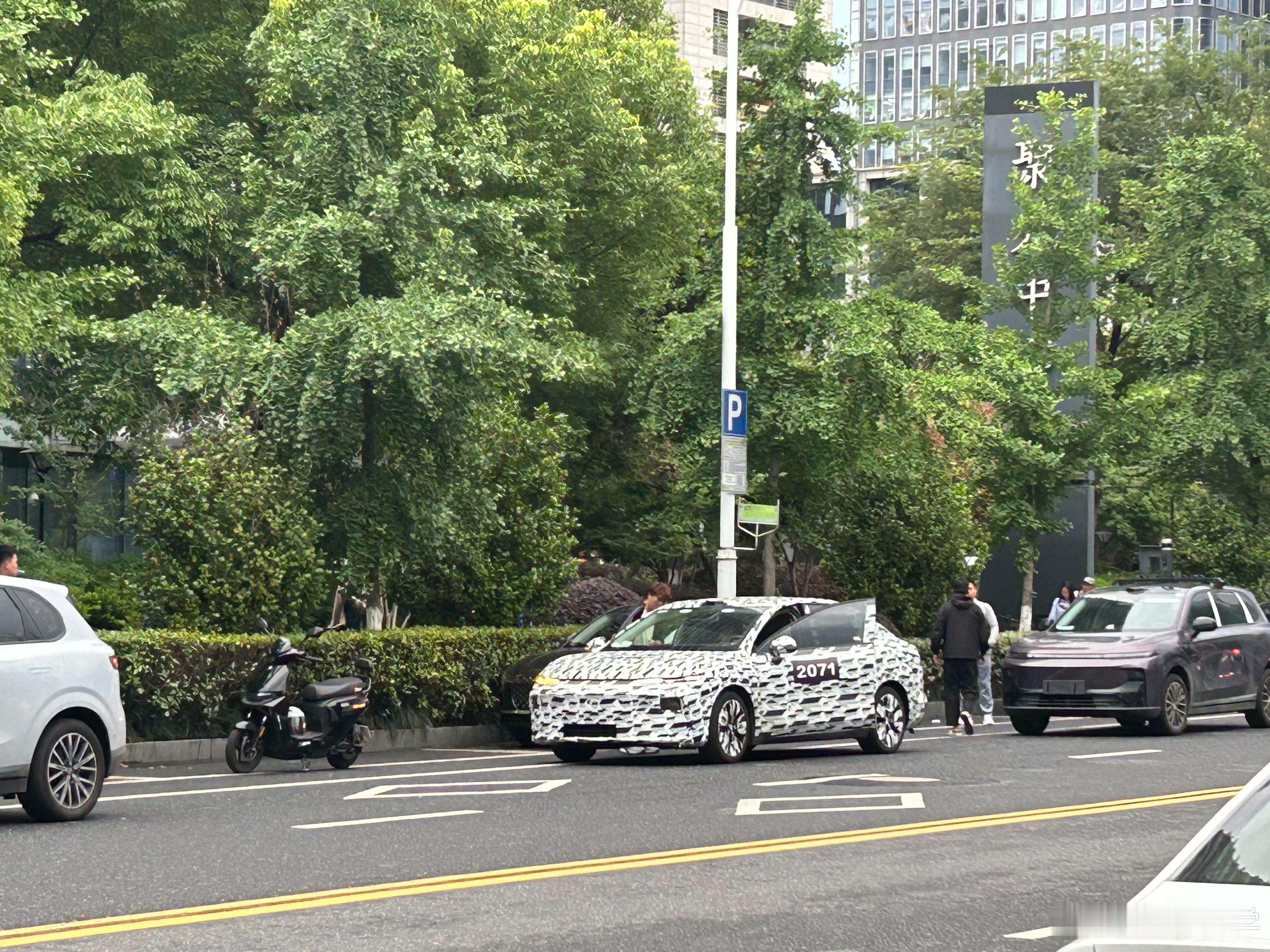 在杭州零跑楼下看到几台测试车，你们来认认这都是啥车[doge]大v聊车 ​​​