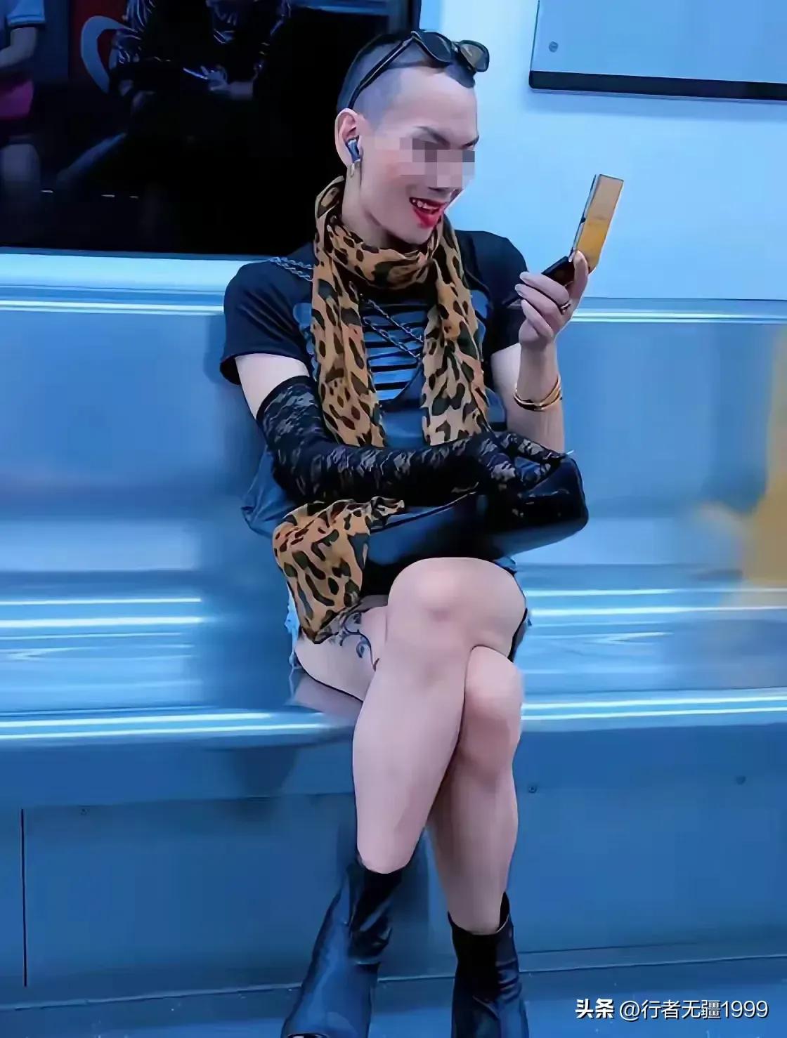 地铁上这位女士这身打扮非常奇特，颠覆了大家对美女的评判标准。
大家都认为长发飘飘
