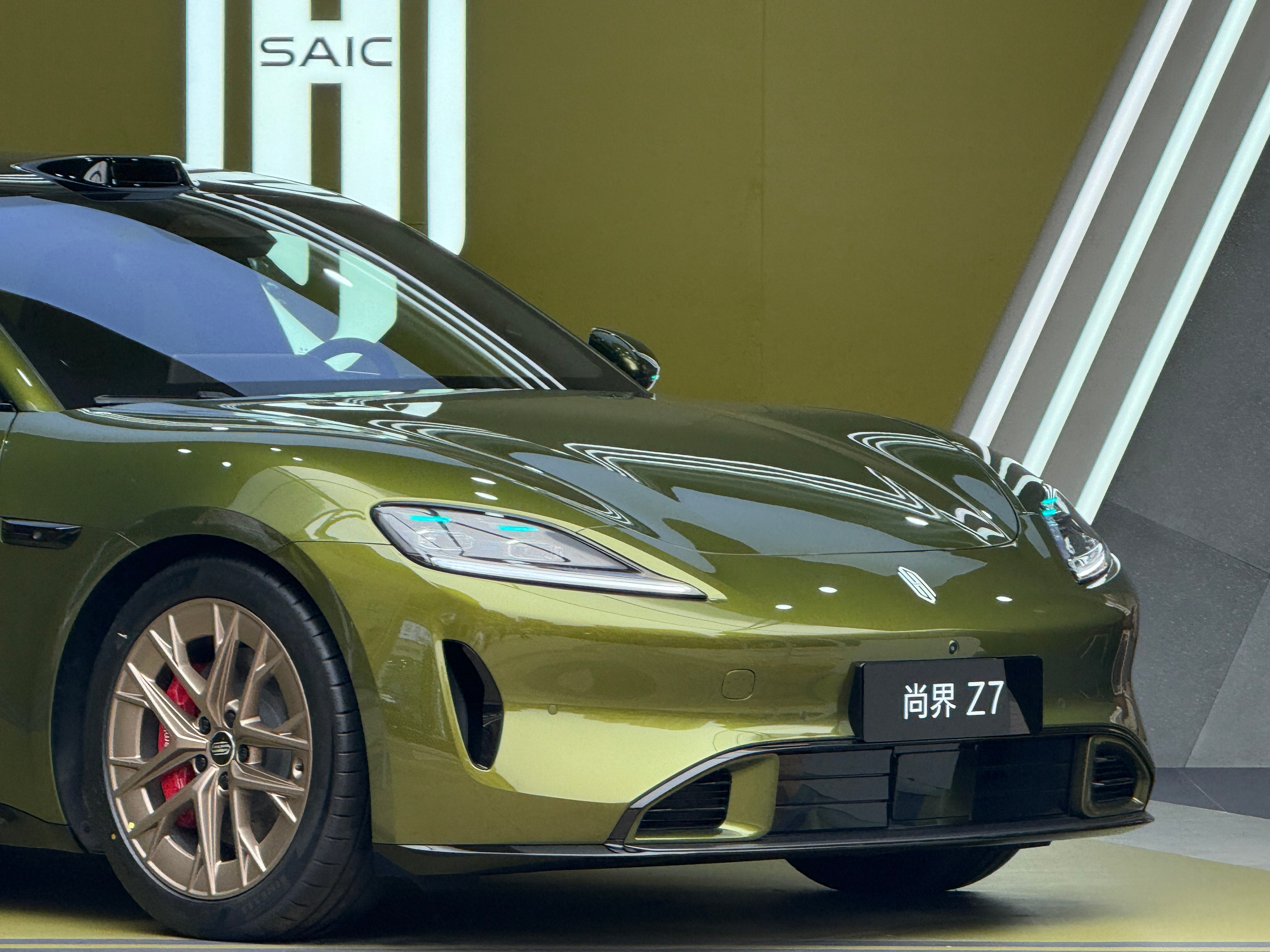 尚界z7在武汉光谷世界城拍到了琥珀金色带运动套件的尚界Z7，这个颜色帅啊大v聊车