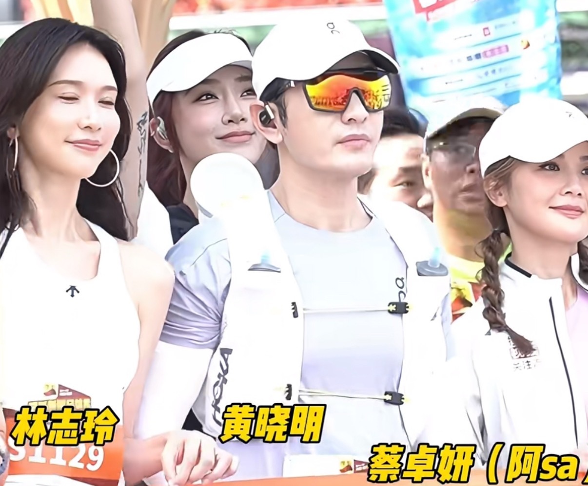 黄晓明黄宗泽林志玲阿sa同框我天哪，你要不说这是2026，我还以为是2006年呢