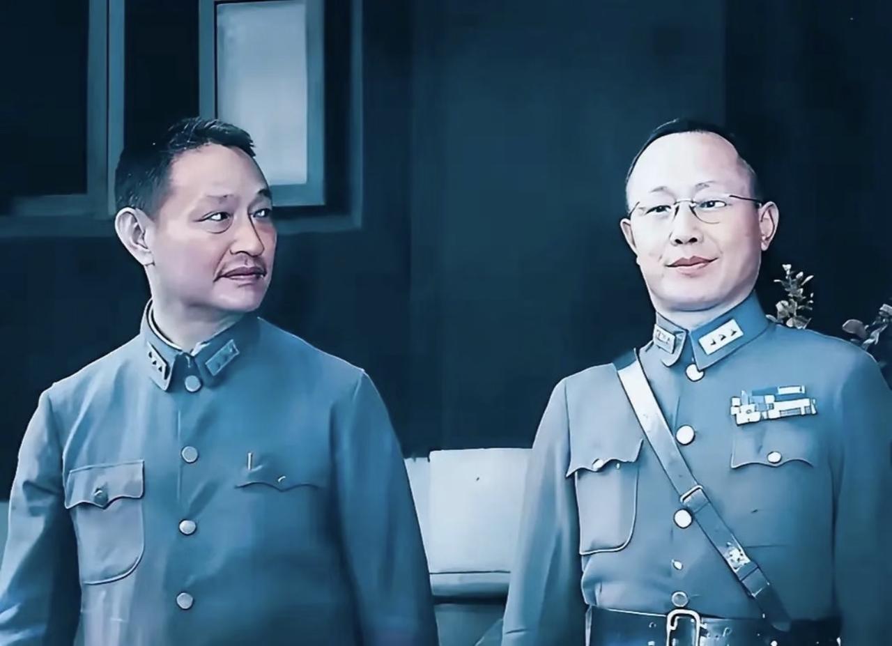 没想到这张后期修复的上色老照片里，站右侧胸口挂满勋表的何应钦，其实得管左边的程潜