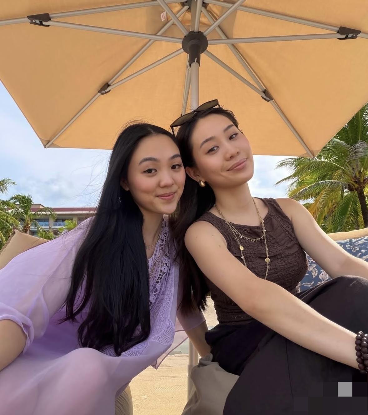 李连杰与利智的两个女儿现在长成大姑娘了，二女儿Jada看着不像是有抑郁症的，大女