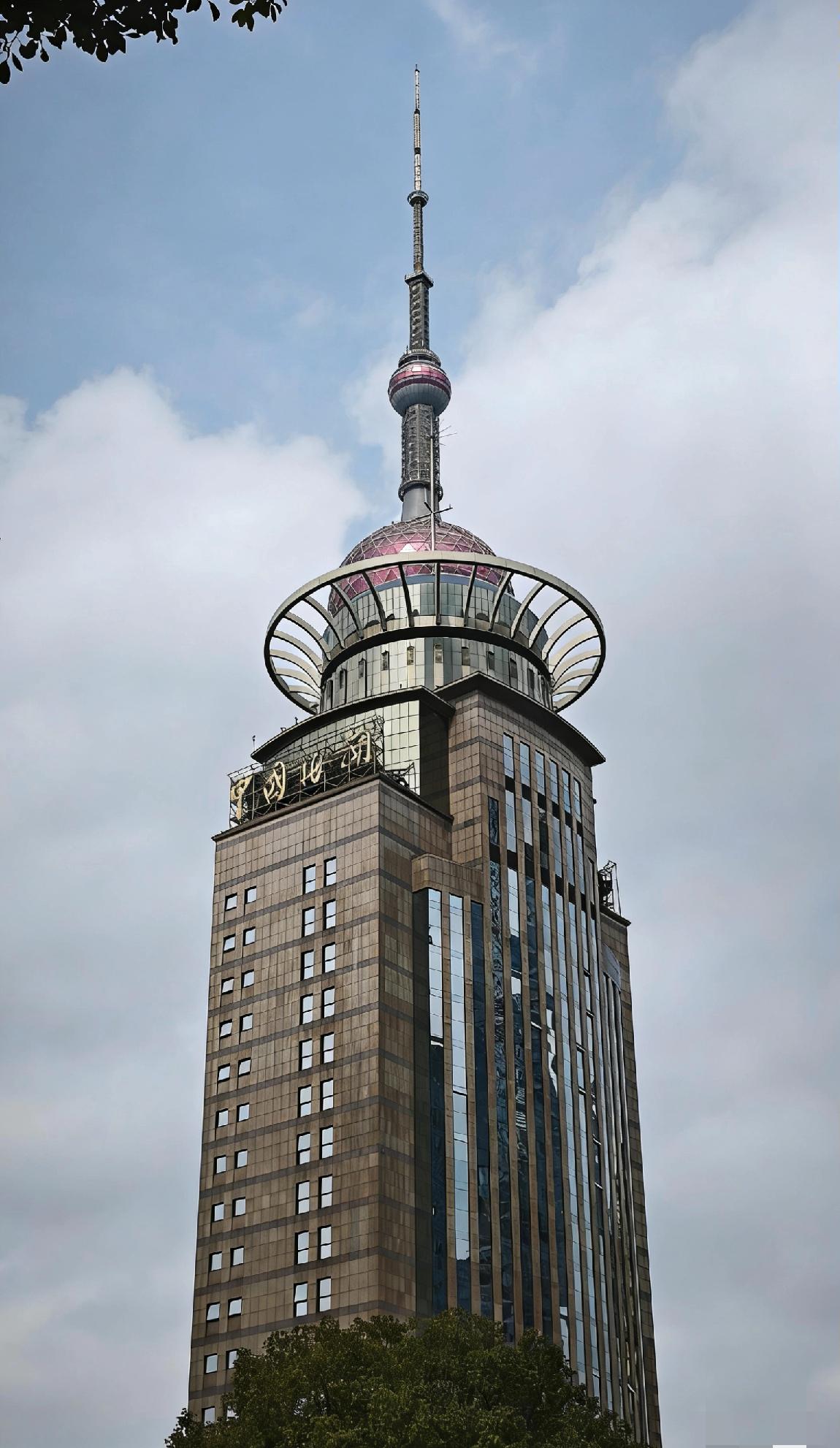 在A股市场，普通股票型ETF（如沪深300、中证500等）实行 T+1 交易 。