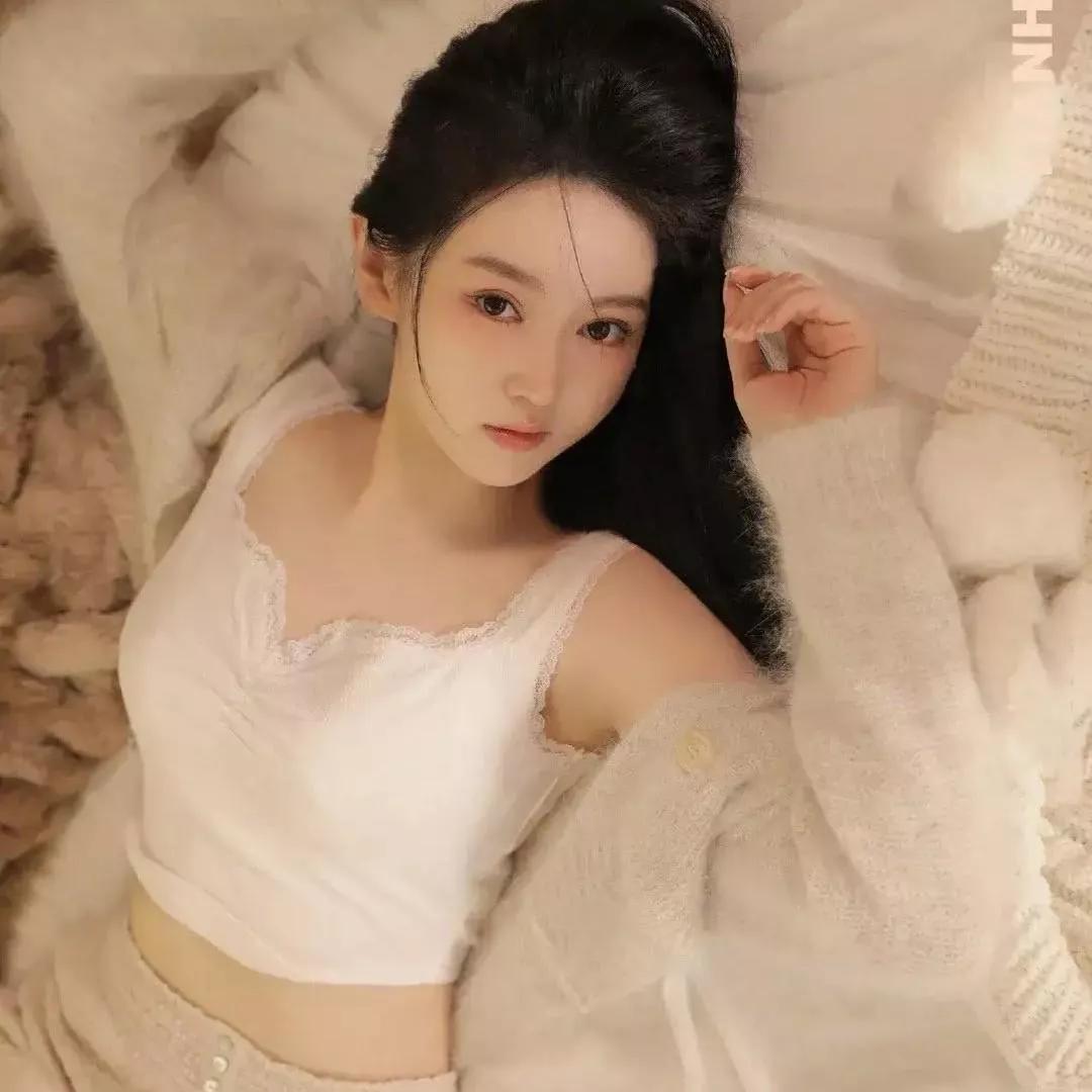 温柔气质，浅浅微笑，如梦似幻。少女感笑容 少女感微笑女孩 温柔感美女 气质少女感