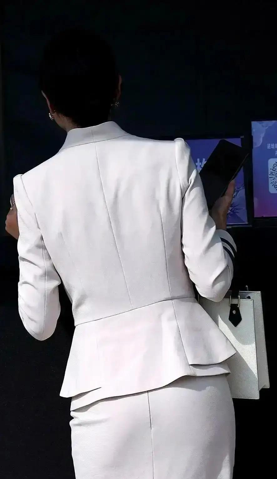 金融女把缂丝藏进白衬衫，开会脱外套那一下，对面就知道是自己人。
小红书刷到一堆晒