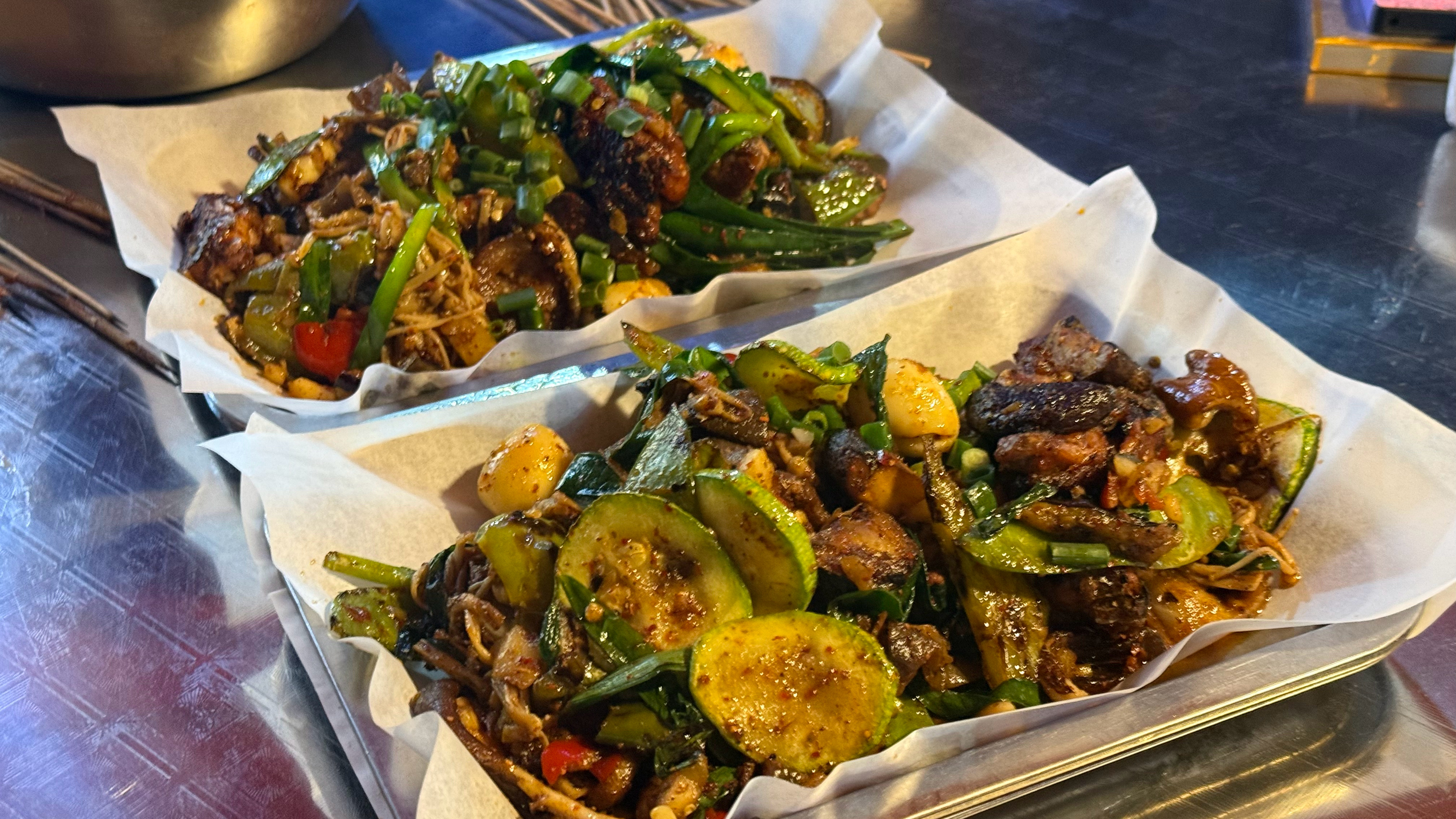 加班到现在，带兄弟们吃个小烧烤 