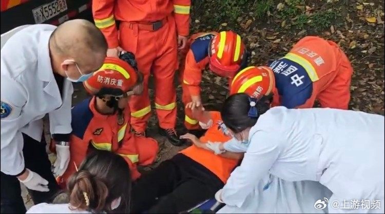 #男子爬山摔骨折重庆消防紧急救援#【男子爬山摔倒致骨折 消防提醒：不要爬“野山”