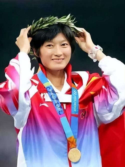 2004年雅典奥运会，女子一万米决赛跑到最后一圈时，场边很多人都以为冠军已经没悬
