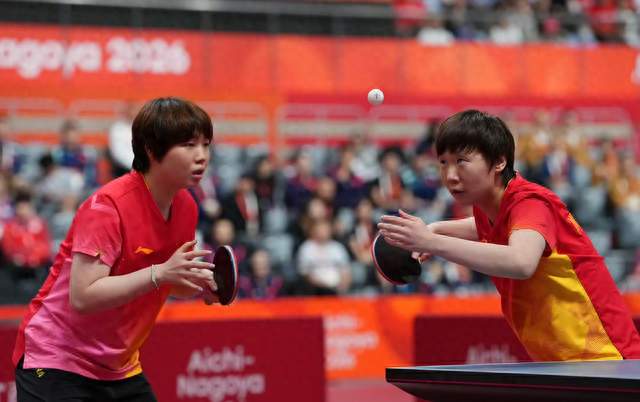 王曼昱/蒯曼4-0夺得女双冠军！邓亚萍赛后一针见血：打得太轻松了