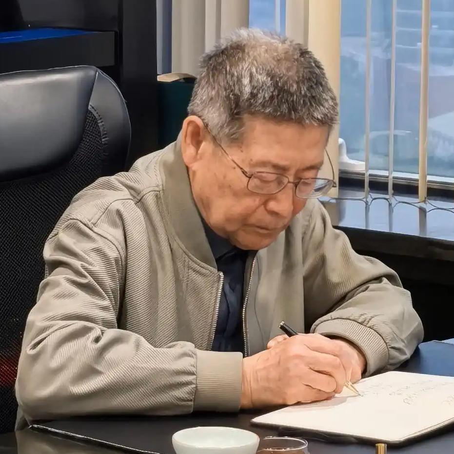上世纪80年代，高考主观题评分误差问题长期困扰教育界，不同阅卷者的评判标准差异，