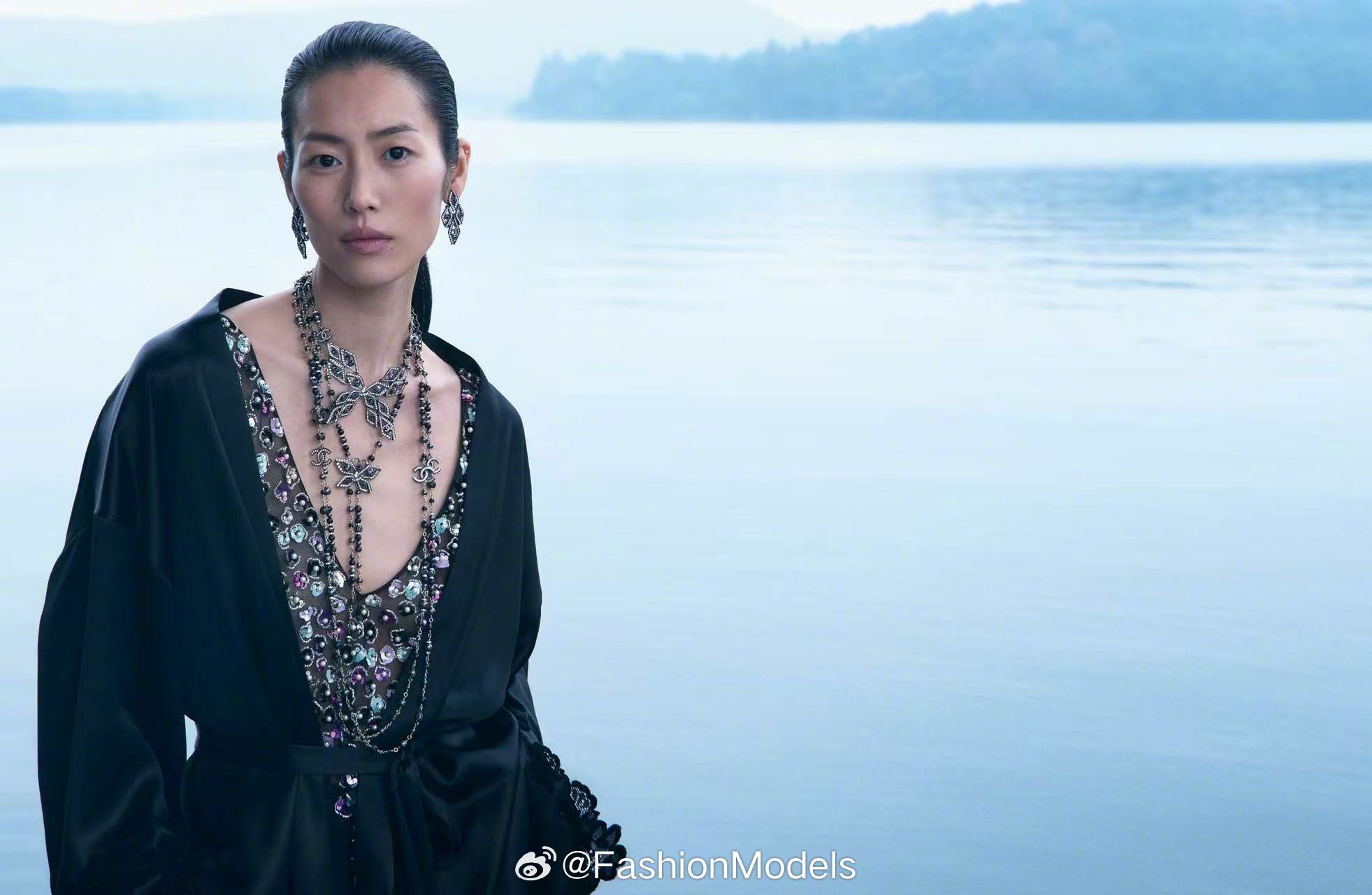 拿下CHANEL 2024/25高级手工坊系列全球成衣广告，携手Tilda Sw