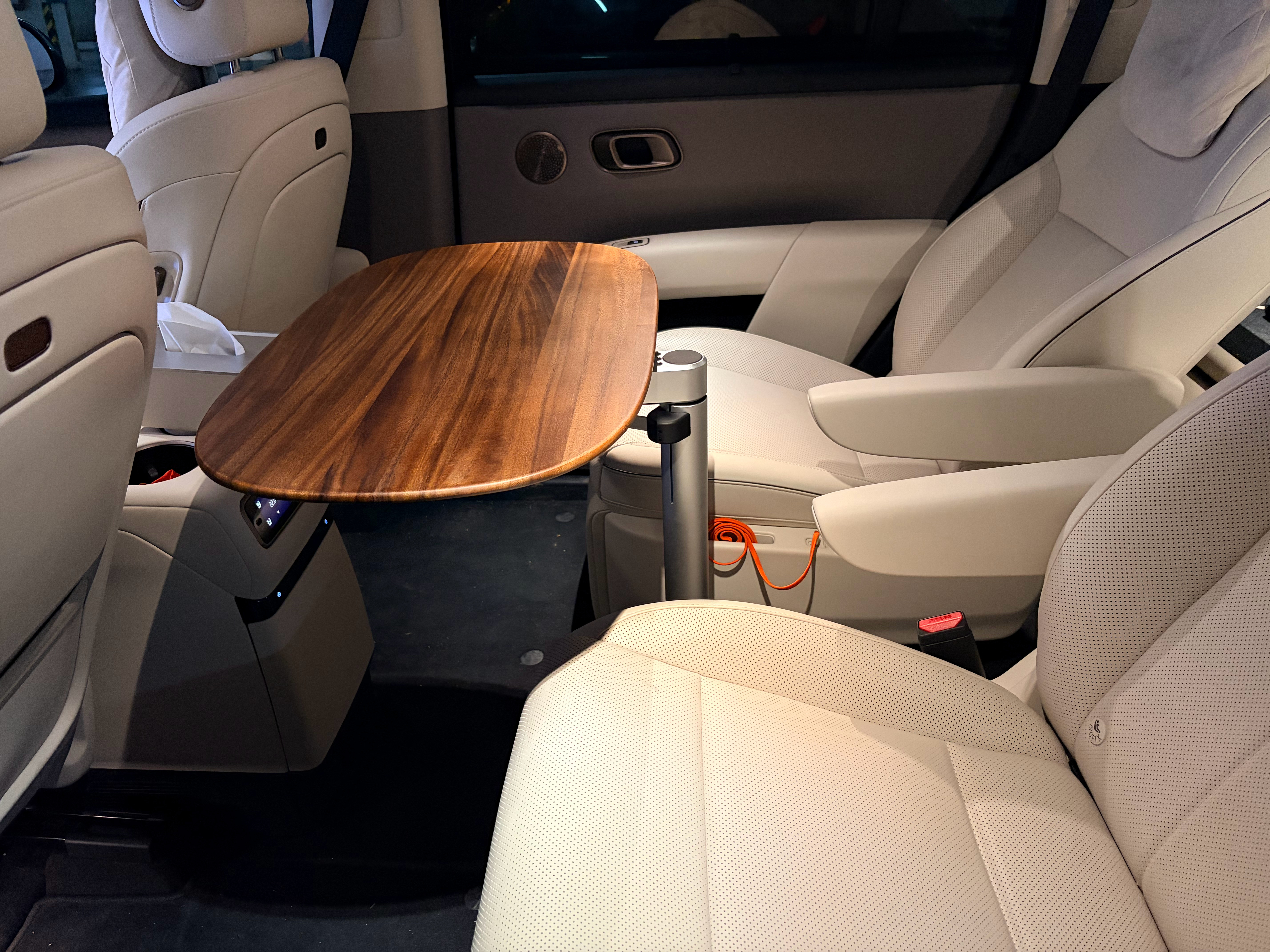 移动的家理想i8 终于是装上“茶几”了，而且因为副驾驶后面常年不坐人，平时也不用