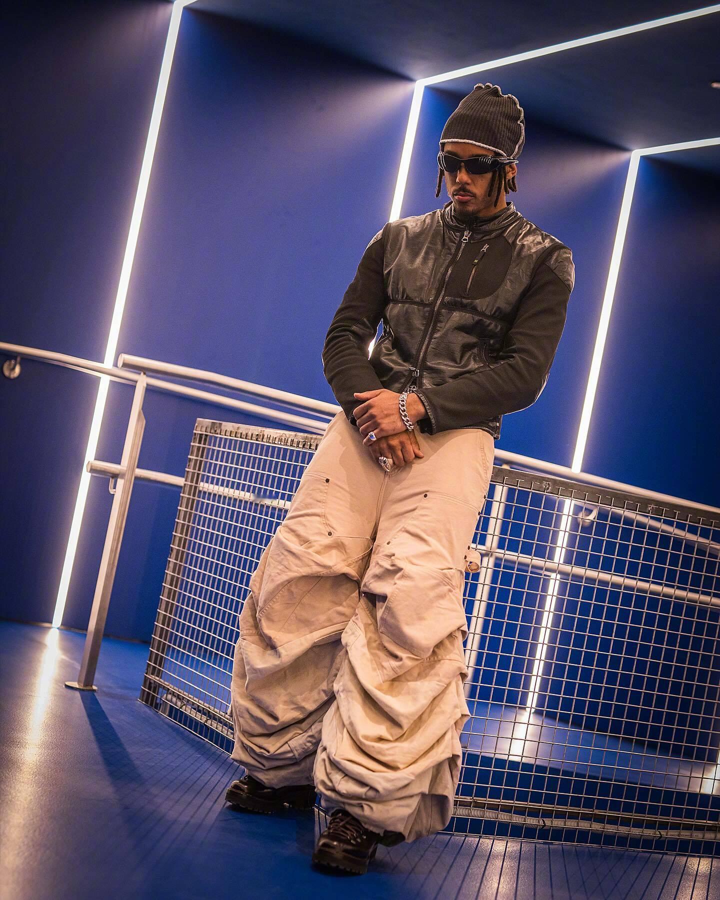 🏠🎀孔德回家就要穿漂亮衣服，Spotify诺坎普球员通道里OOTD最潮的男人