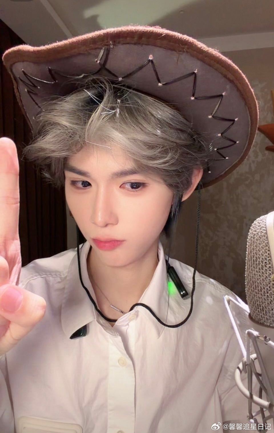 何秋亊陪粉丝到天亮 何秋亊说自己不怕输，也不怕被人骂，也不怕任何，就是单纯的怕粉