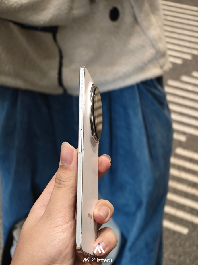 何同学说下次别摔了MWC现场这波折叠屏改装真的打开思路。荣耀把折叠屏底层技术做成