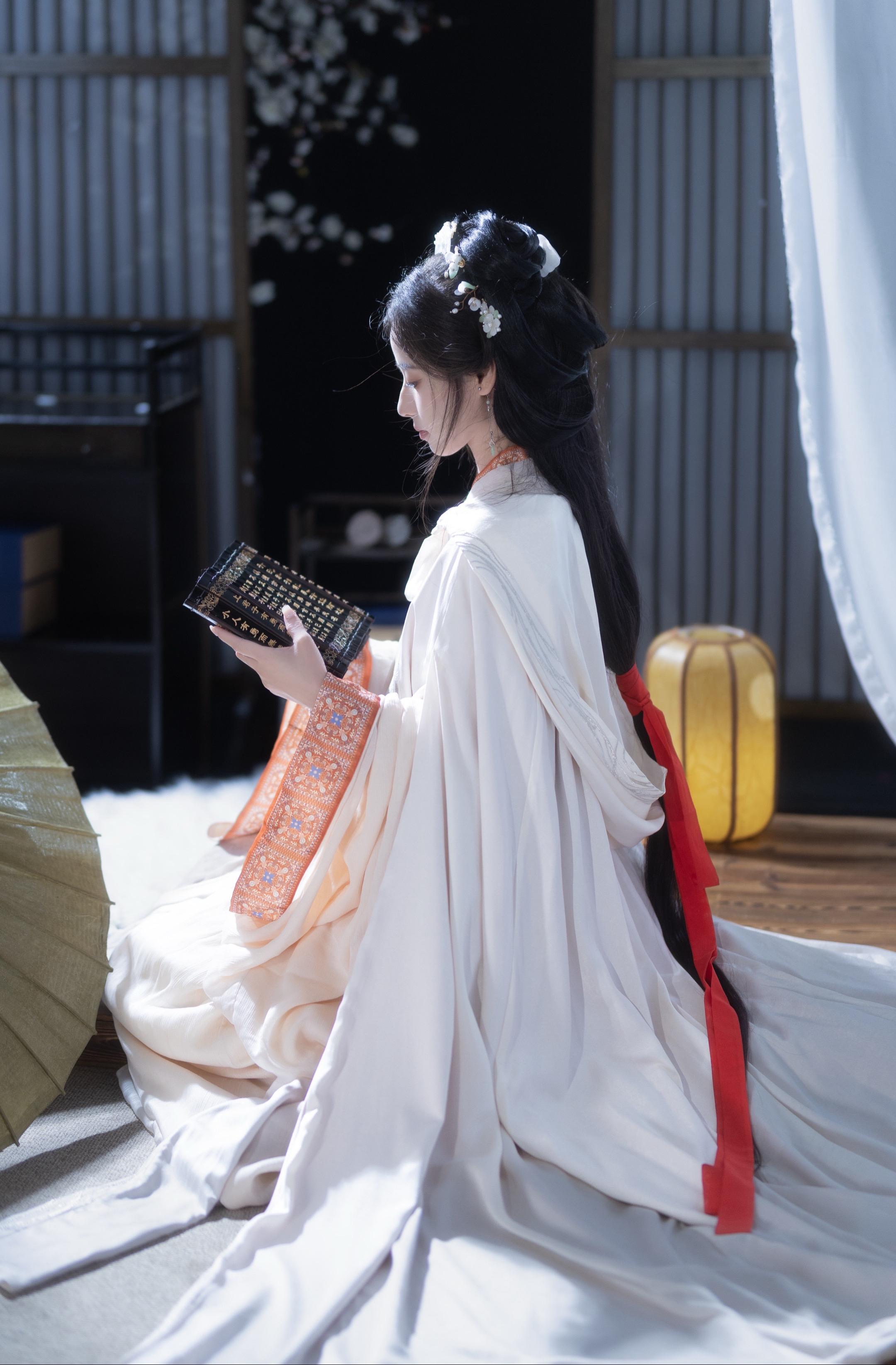 魏侯宽厚，妾心向往之。这一套本来要去户外的 结果下雨了 就在室内拍啦