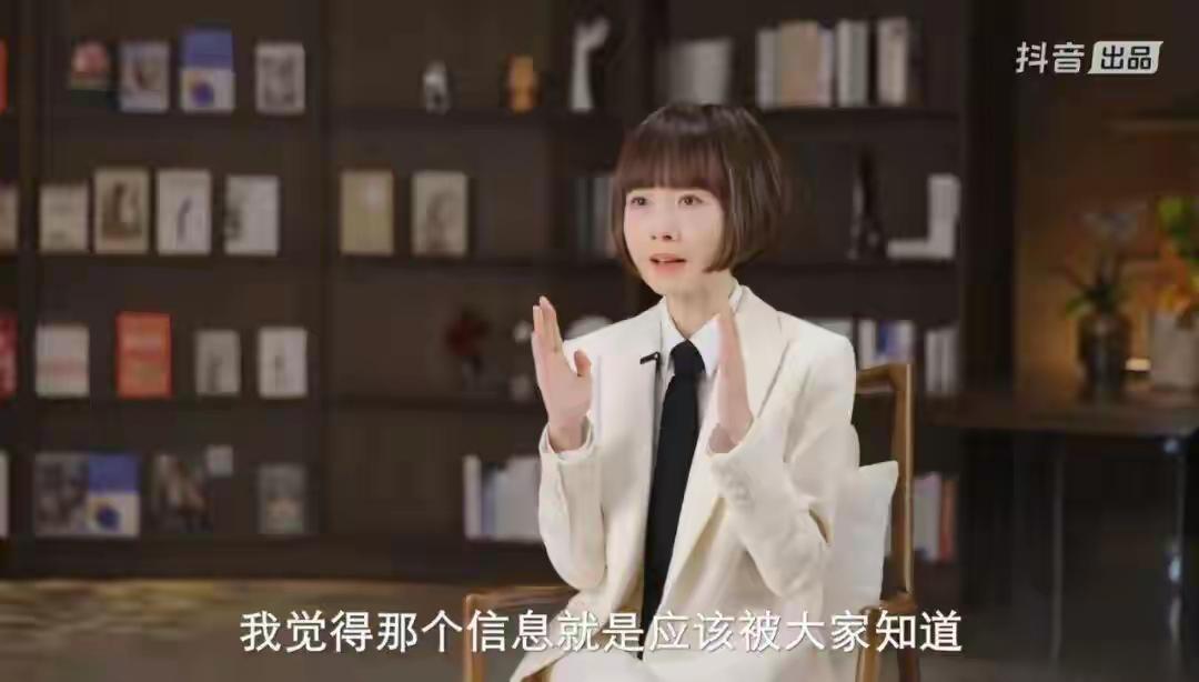 现代版“何不食肉糜”。
在2008年的一期访谈节目中，鲁豫曾问一名留守儿童：“为