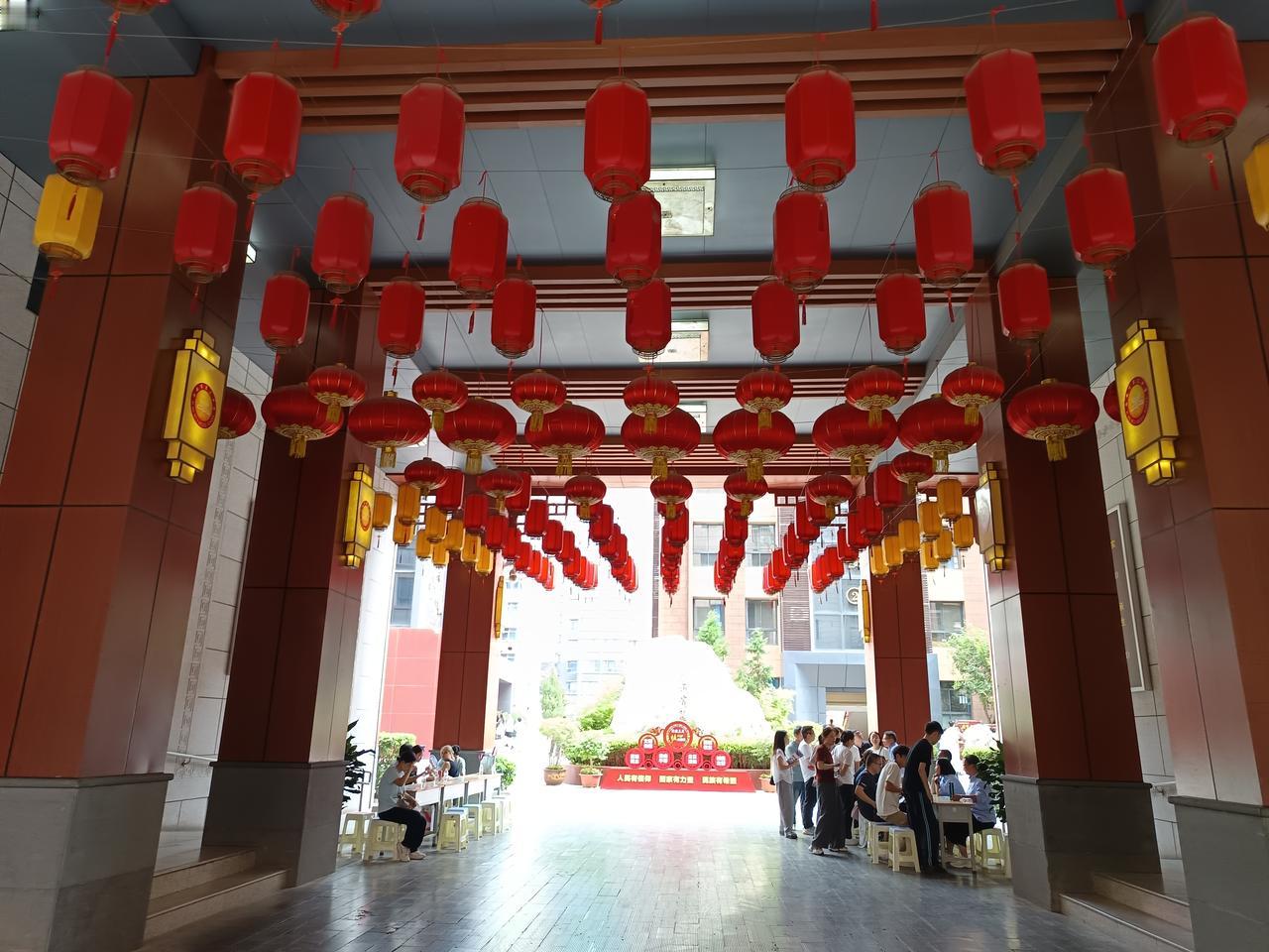 西安市第三中学，高一新生于2026年8月25日上午8:00到校参加国防教育。（住