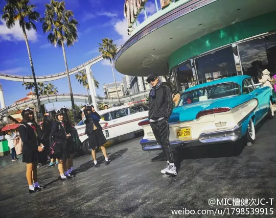 早期拍照，被樱花妹强势围观的健次