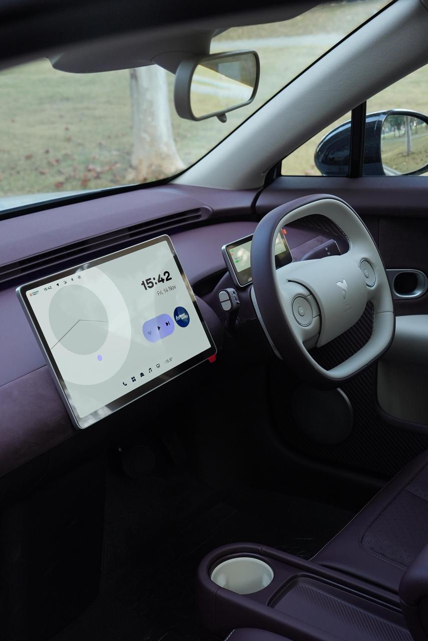 萤火虫右舵版这个红拼白的内饰配色国内没有嘛？另外就是CarPlay这个老生常谈的