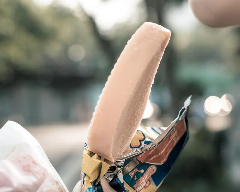 7月旺季，全国雪糕批发商的冰柜前，贴满了"买十送一"的促销条。

说句不好听的，