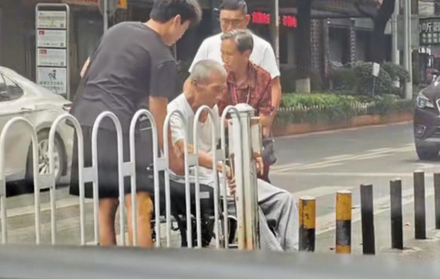 湖南街头，一位老奶奶推着轮椅上的老伴过斑马线，低头一看傻了眼：中间隔离柱间距太窄