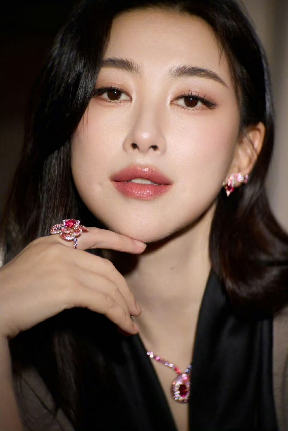 朱珠仪态谁还没被朱珠的仪态惊艳到！完美肩颈线条太优越，不刻意端着也不松散，从容舒