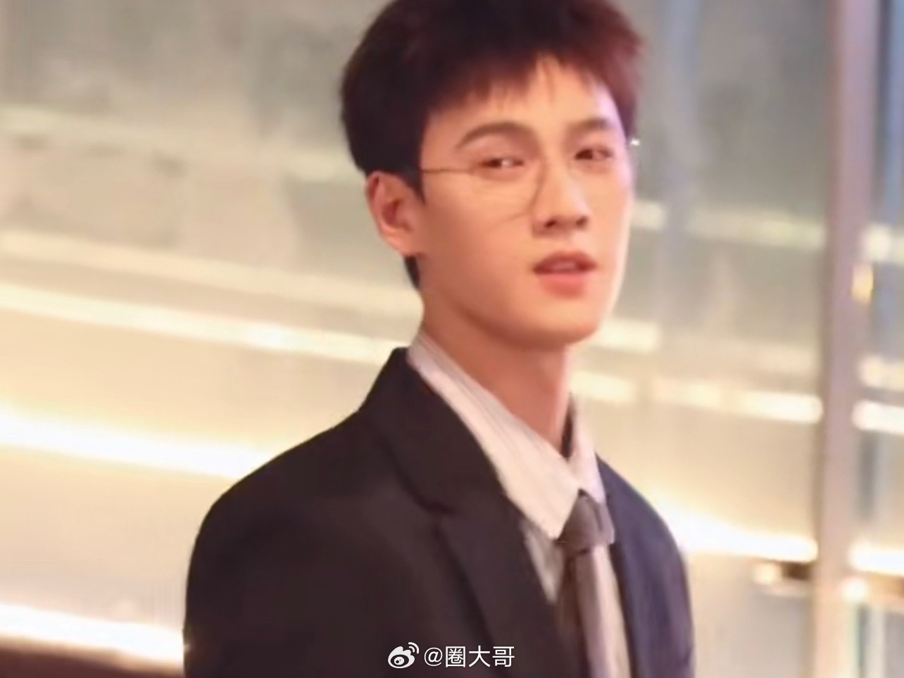 李昀锐黑西装眼镜路透 李昀锐这样的男孩子，谁看了不心动啊！在电视剧《耀眼》也是穿