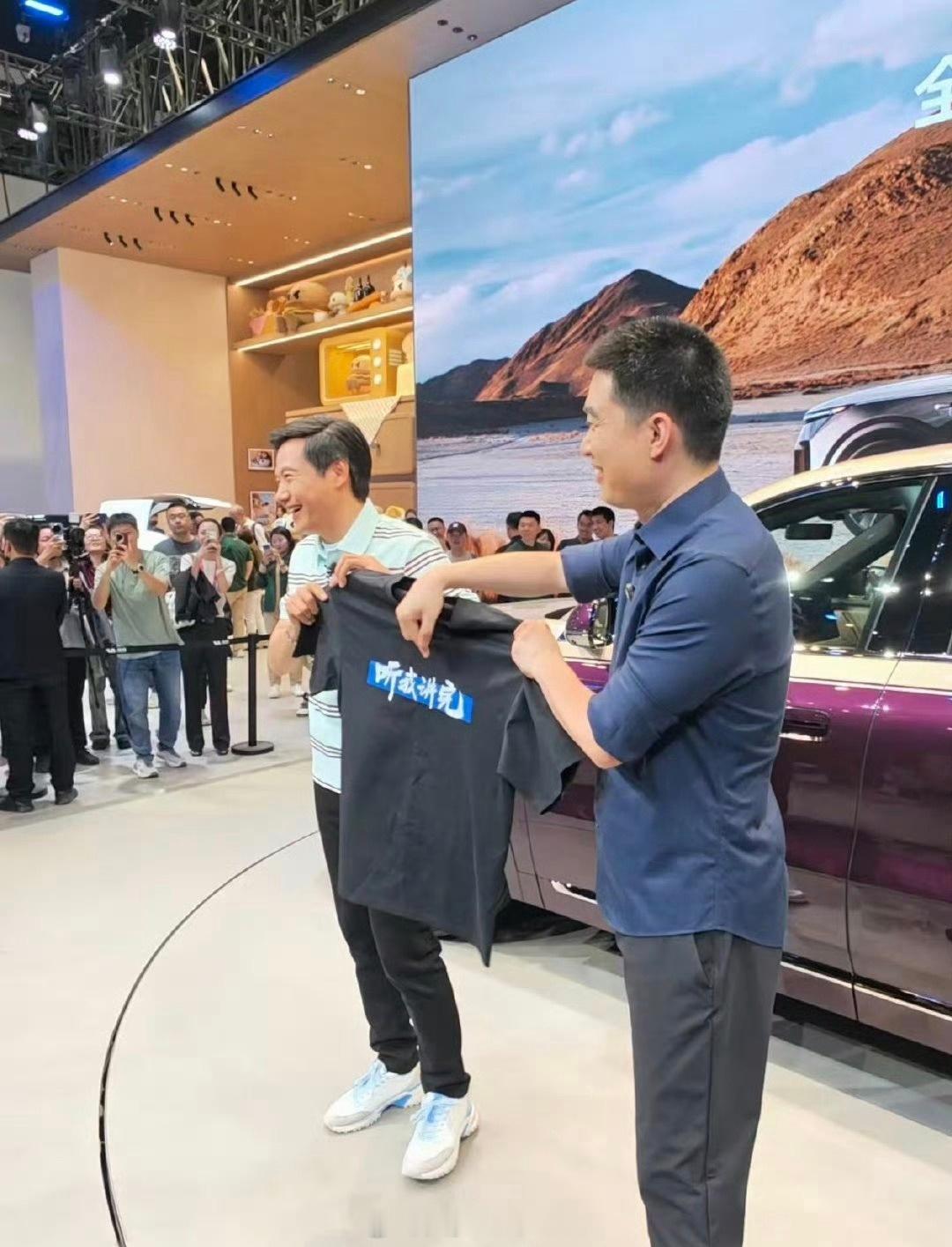 雷军送李想听我讲完T恤雷总跟李想关系看起来是真的不错啊果然同作为北京车企就是同脉