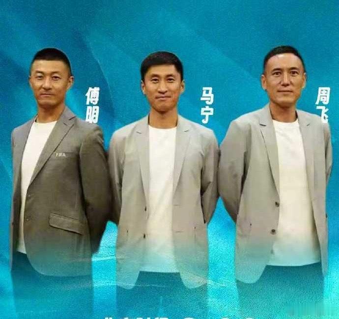 马宁正式亮相世界杯这场球咱唯一的看点是马宁！和想象的一样，到世界杯马宁可不敢像在