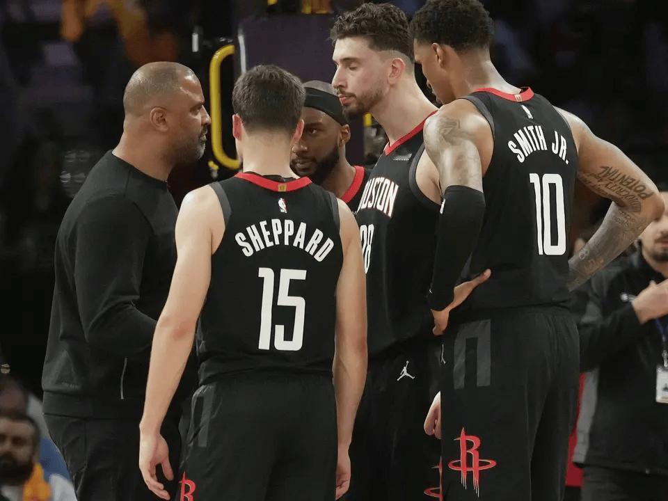 ，衔阶段是火箭的优势，要抓住并且建立比分优势。说实话第一场让老詹休息的太爽了，衔