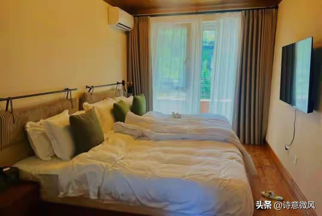 山东一家四口去深圳旅游只开一间双人房，退房时保洁阿姨的一番操作让全网沉默了，到底