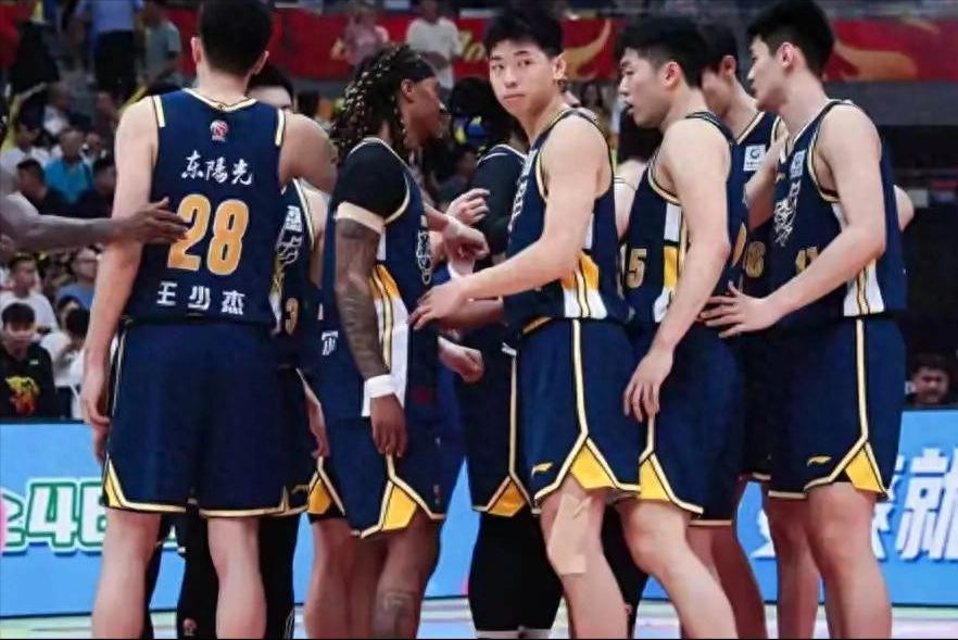 广东主场迎战广州，表面上优势大，但实际隐患不少，季后赛的首战悬念很大。

明天晚