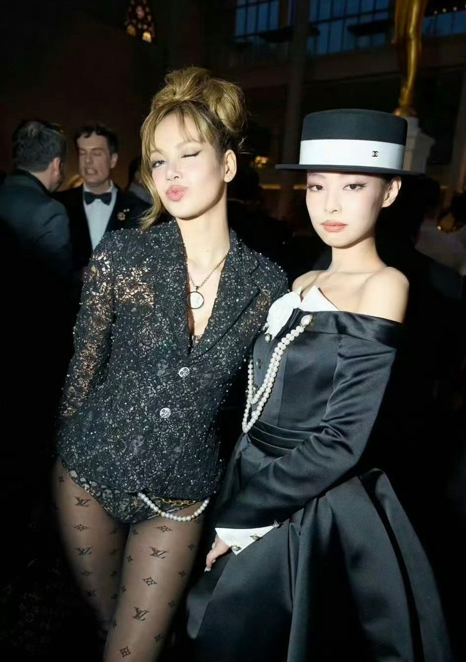 Lisa 和 Jennie 同框了！Jennie人间香奈儿Lisa蕾丝套装 ​​