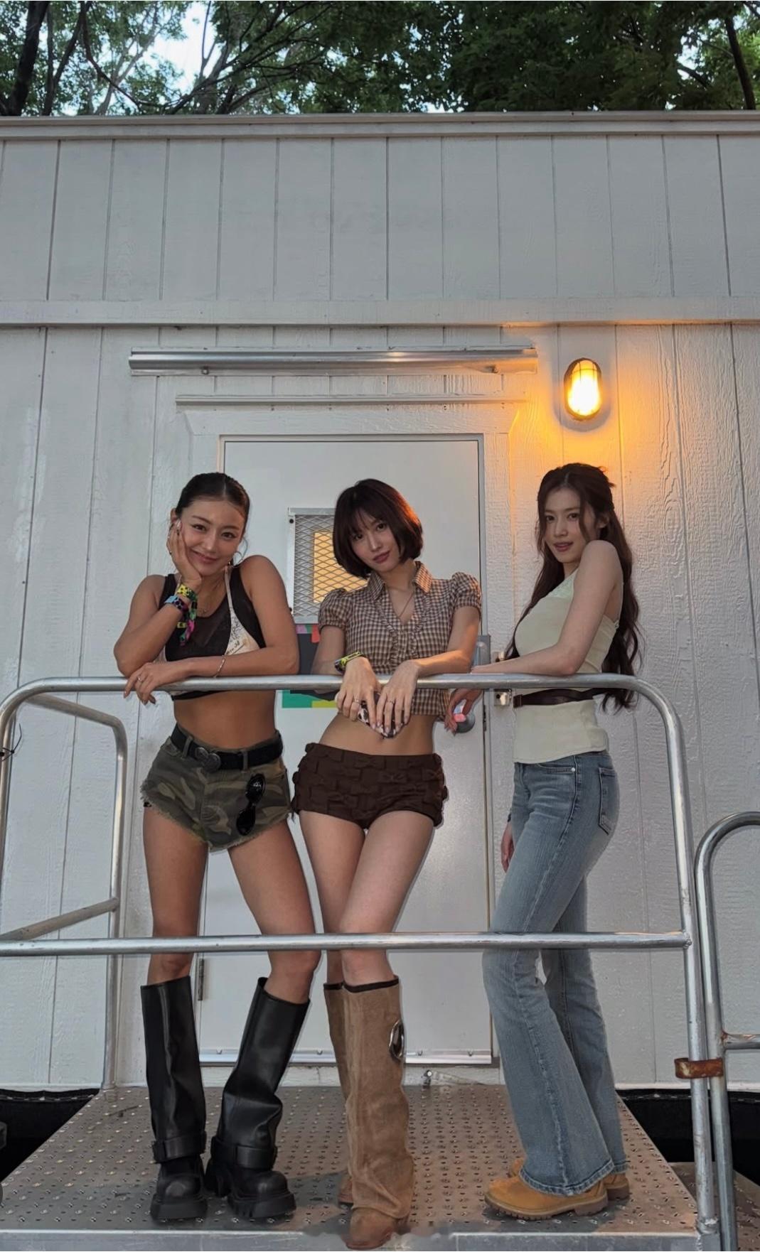sana 三个美女看着很健康美式夏日穿搭 ​​​