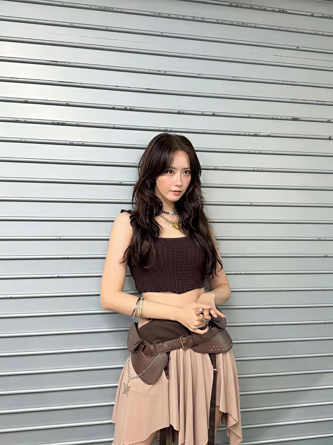 都市酷炫风穿搭，棕色短款上衣+粉色长裙，时尚又个性！林允儿，真美浅粉色系穿搭 棕