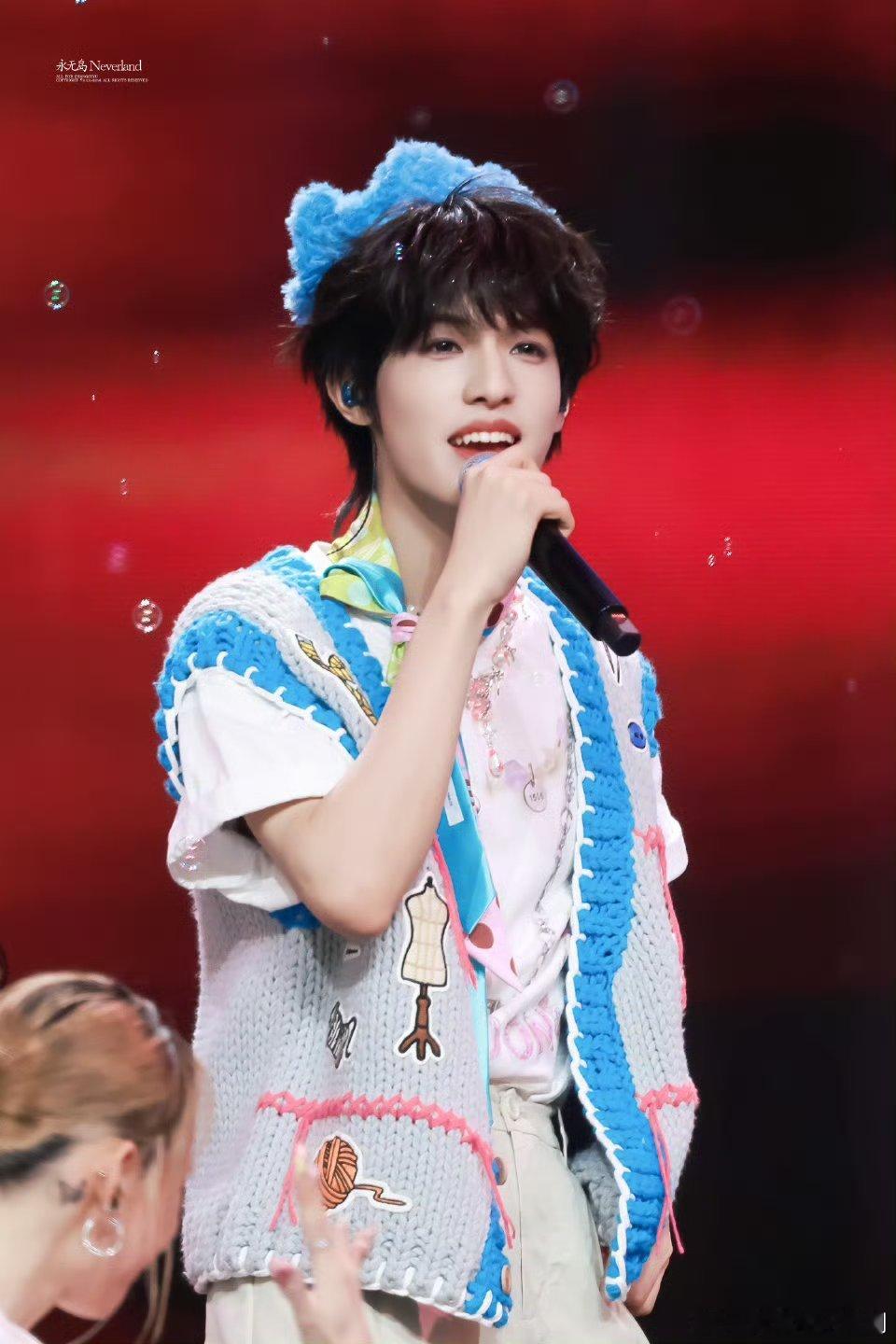 张泽禹别看手机看看我吧张泽禹毛绒小王冠张泽禹戴这个蓝毛绒小王冠也太帅了，五官清爽