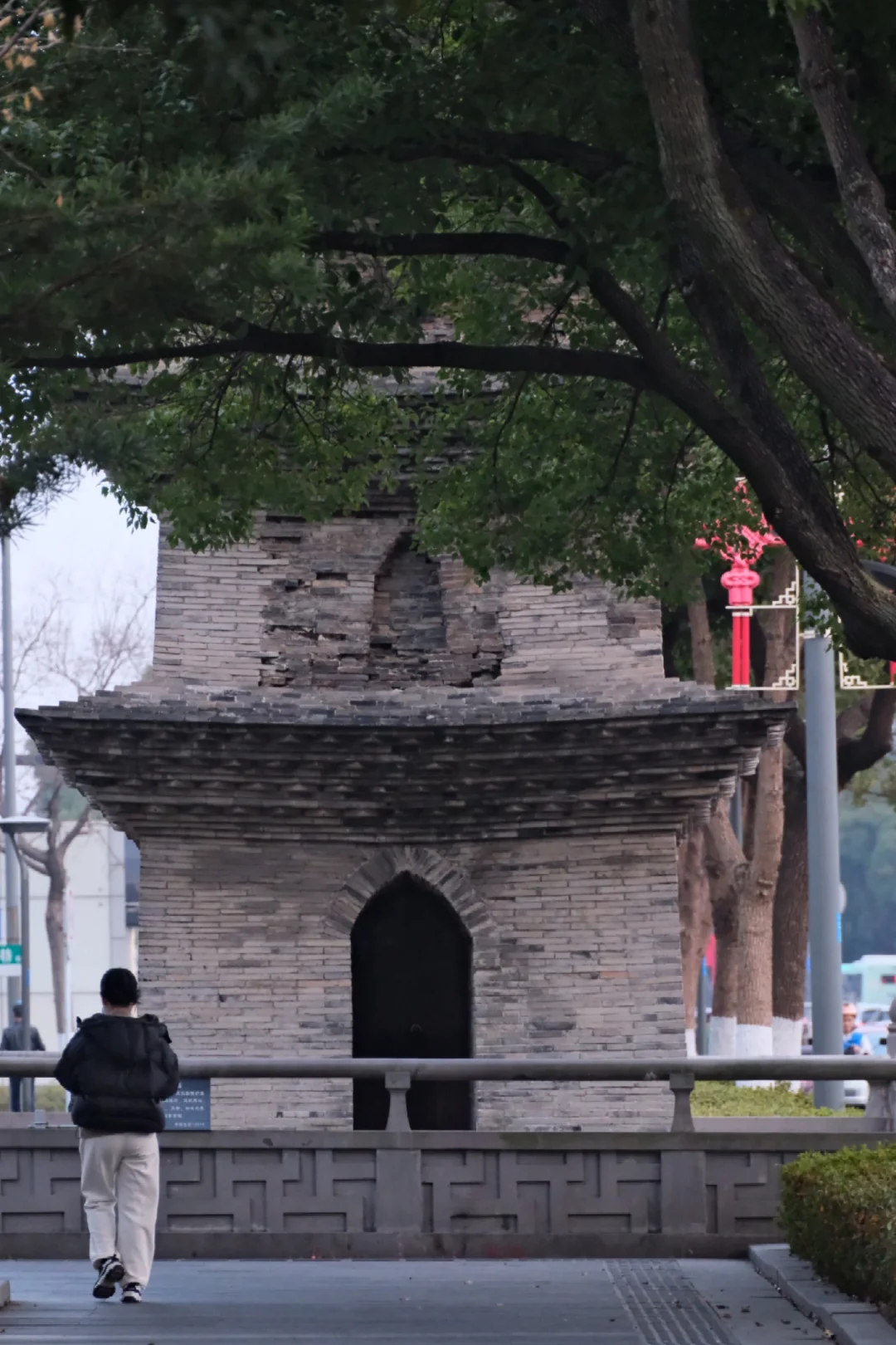 宁波市中心马路边，遇见浙江唯一唐代砖塔