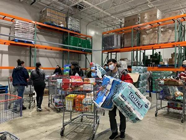 美加关税战开打，卫生纸先涨价，还有的海鲜、乳制品、家电、家具可能也得涨价了！
美