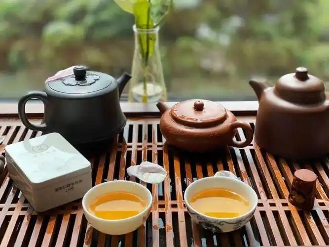 真心话茶局就像一场心灵的探秘游戏。我参加过一次，刚开始大家都很客气，聊些工作家常